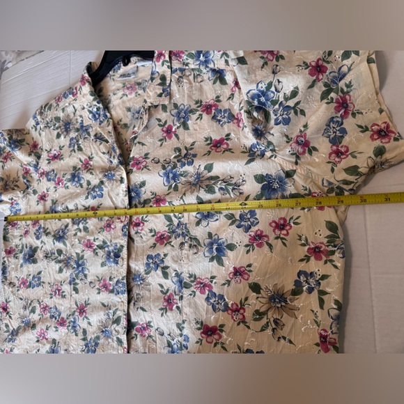 BOBBIE BROOKS VINTAGE TOP SIZE 26W/28W. FLORAL EYELET BUTTON DOWN, SHORT SLEEVE - Picture 13 of 14